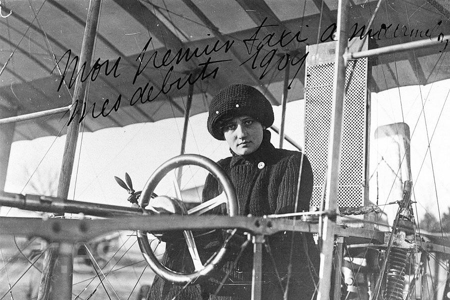 Raymonde de Laroche al timón de un biplano Voisin (septiembre de 1909).