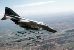 F-4 PHANTOM II lanzando bombas en el polígono de tiro de las Bárdenas